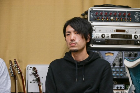 鳥居塚尚人  （エレキベース）  ammoflightのベーシストとしてVictorより2012年デビュー。自身のバンド以外にも、sumikaやTTREなど多数のアーティストのステージサポートを行う。