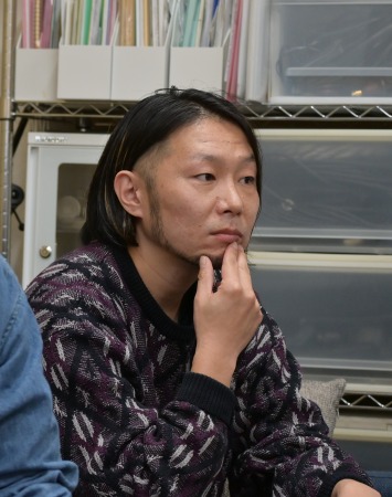 渡辺拓郎  （ドラム）  2005年から2021年までロックバンド藍坊主のドラマーを務める。2012年から講師活動を開始し、未経験者からプロミュージシャンまで精力的に指導している。サポートミュージシャン、ドラムチューナーとしても活動中。